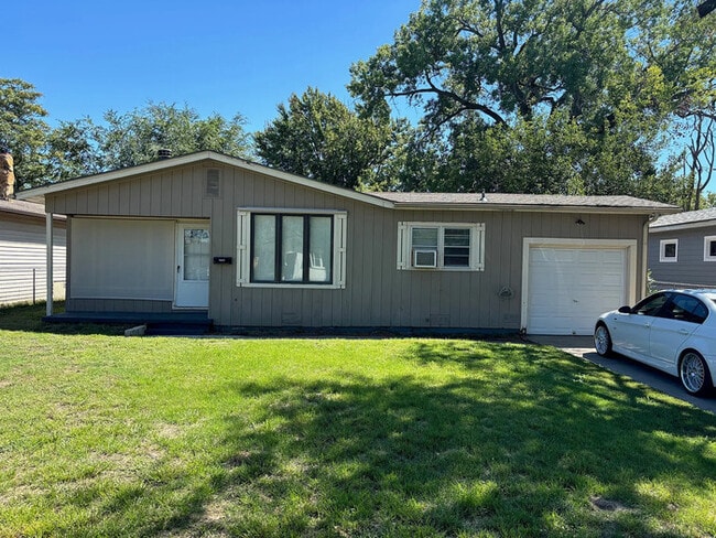 Building Photo - 3 bed 1 bath Home For Rent