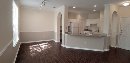 Building Photo - 860 N Orange Ave