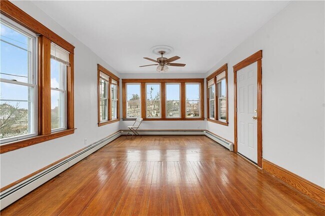 Foto del edificio - 1221 Chalkstone Ave