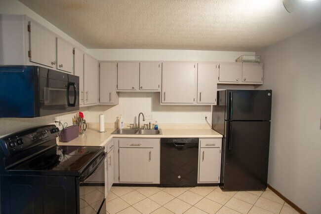Foto del edificio - Fully Furnished 2-Bedroom Condo – 2 Blocks...