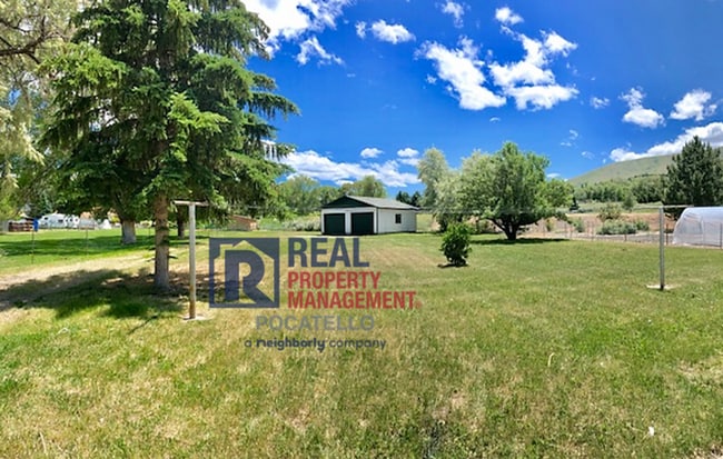 Building Photo - Beautiful Large 2 Bedroom 2 Bathroom Home ...