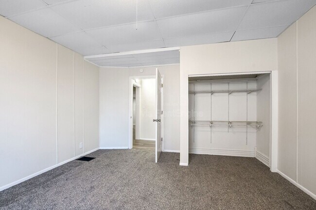 Foto del edificio - 2104 W Burnett Ave