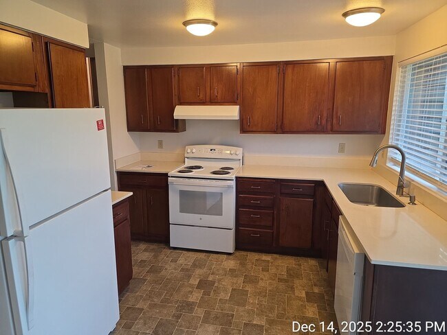 Foto del edificio - Renton Lake Youngs area - 3 bedroom tri-level home with 2.5 bathrooms and 2 car garage - Avail. N...