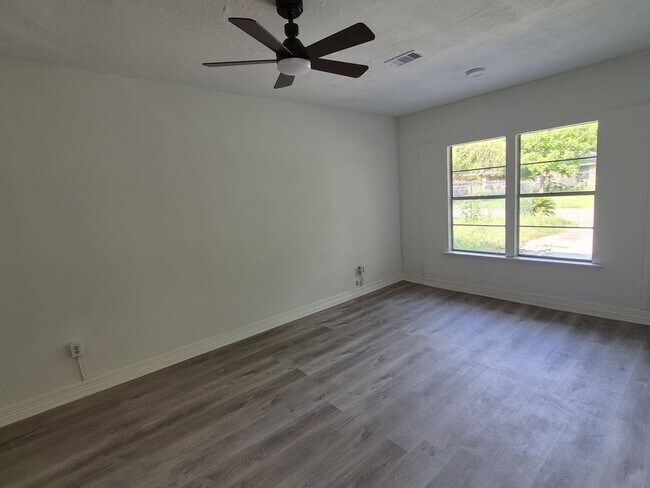 Building Photo - 10221 Bretton Dr