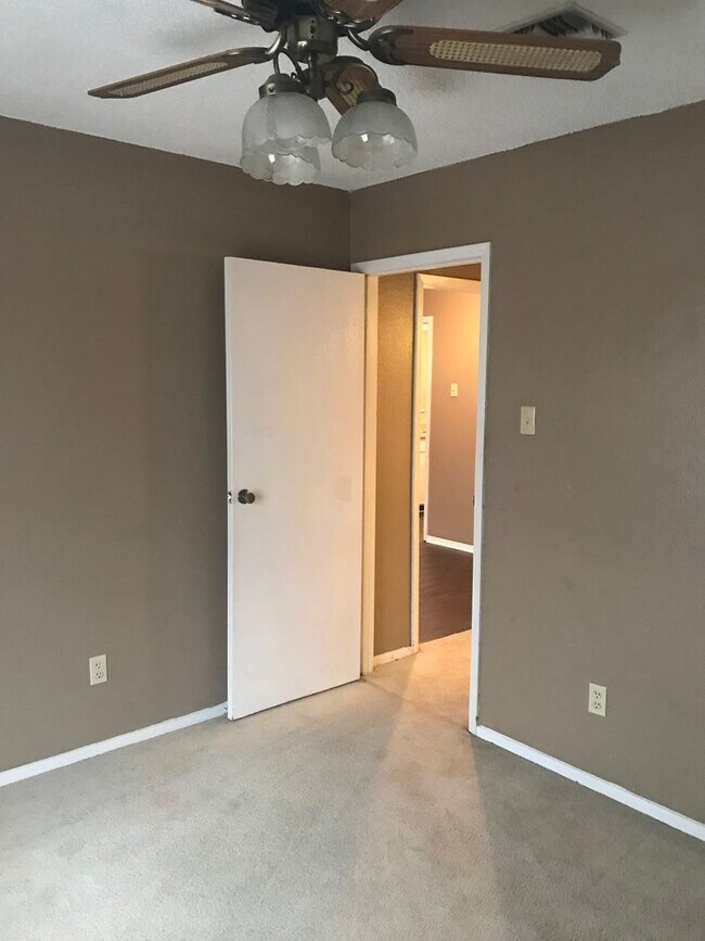 Building Photo - 401 Knollwood