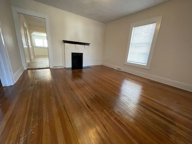 Building Photo - See This Spacious 2 Bedroom Home Waiting F...