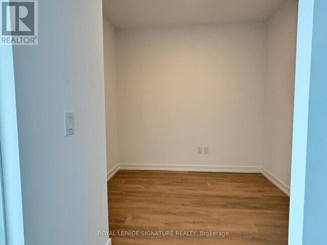 Photo du bâtiment - 1100-1100 Sheppard Ave W