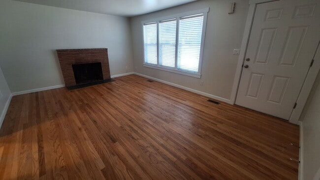 Foto del edificio - Brand new paint & move in ready 3 bed 1 ba...