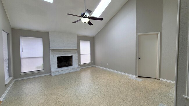 Building Photo - 6925 Fawn Ridge Dr