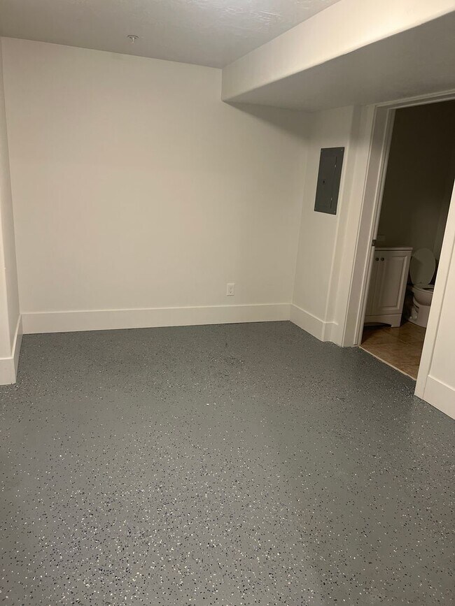 Foto del edificio - Townhouse in Evanston *Move in Special *