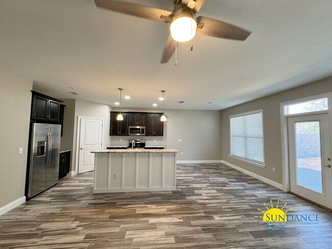 Building Photo - Centrally located 3 Bedroom Home in Fort W...