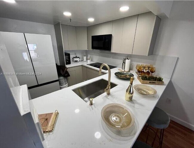 Building Photo - 540 Brickell Key Dr