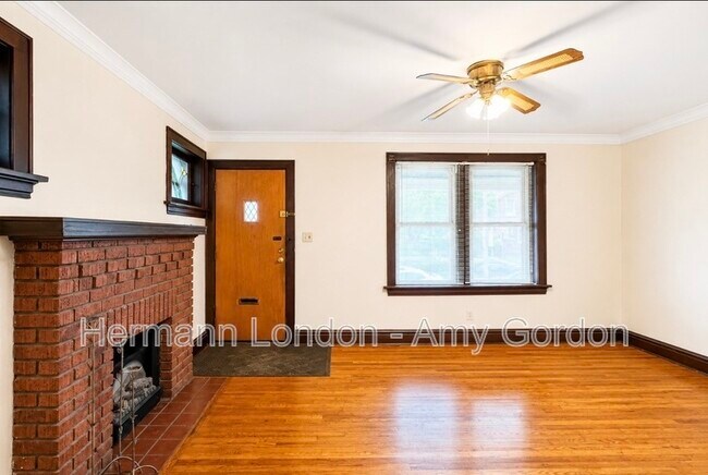 Foto del edificio - 5046 Winona Ave