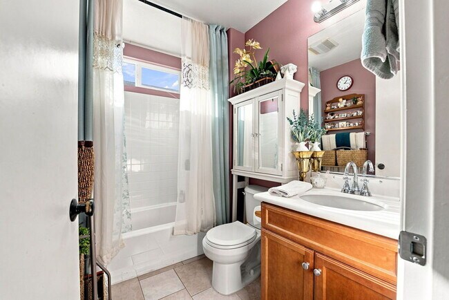 Building Photo - Spacious 4-Bedroom Home in Lancaster