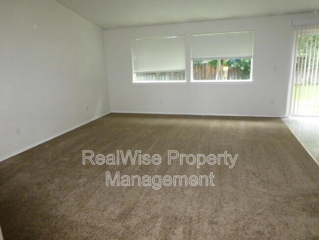 Foto del edificio - 737 NE Nickernut Ave