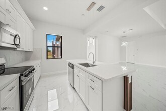 Building Photo - 9 NW 14th Pl