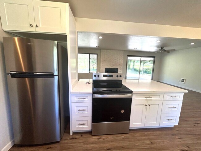 Foto del edificio - Updated 3+ bedroom 2 bath home in country ...