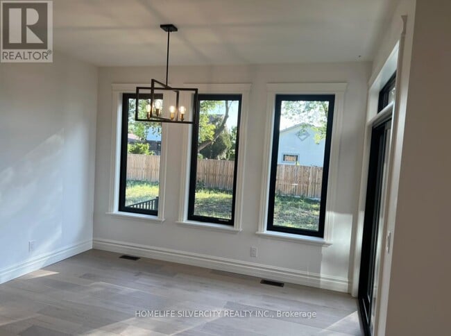 Building Photo - 359 Marla Crescent