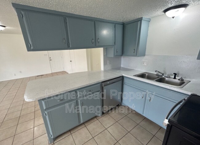Building Photo - 1000 Acacia Cir