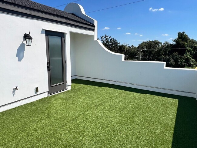Foto del edificio - 2024 Townhome with Rooftop Patio