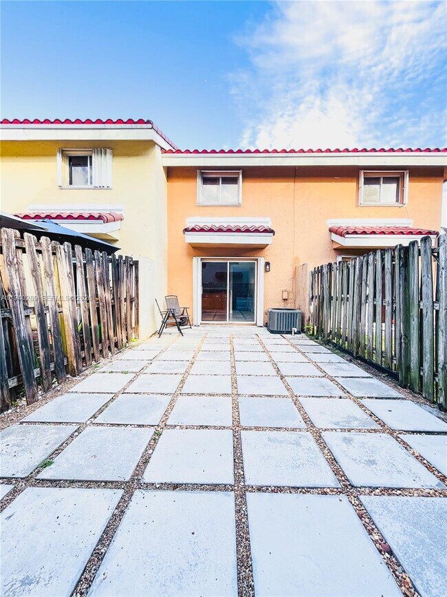 Foto del edificio - 560 NW 82nd Pl