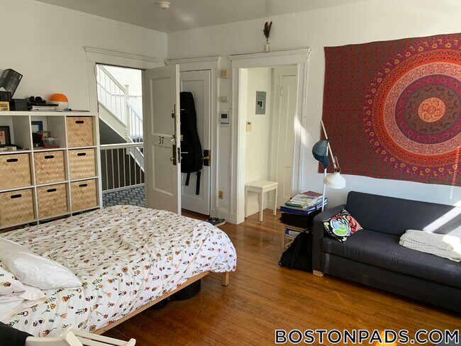 Building Photo - 121 Park Dr