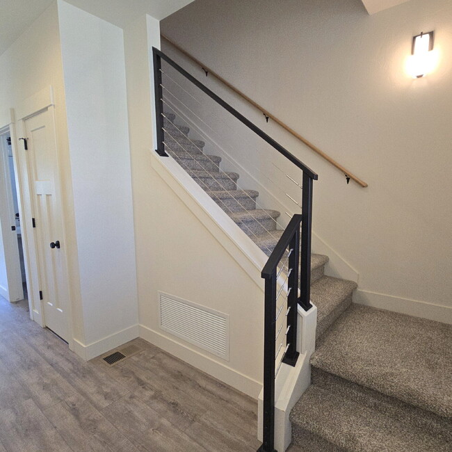 Foto del edificio - Move-in ready! 4 bedroom house with 3 car ...