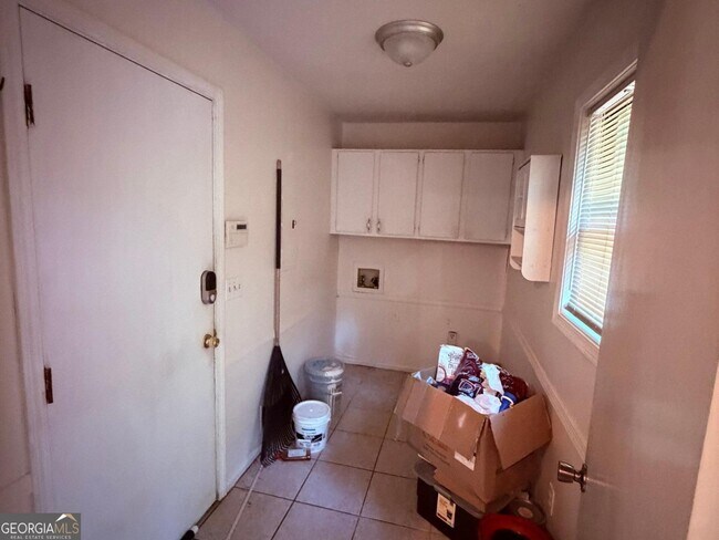 Building Photo - 3443 Deshong Dr SW