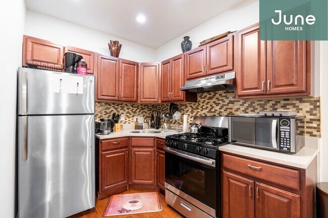 Building Photo - Queen room in 3-bed/1.0-bath Home