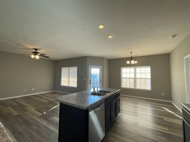 Building Photo - Upscale 3 Bed/2 Bath/3 Car Garage Availabl...