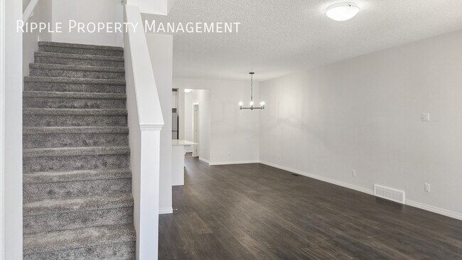 Photo du bâtiment - Modern 4 Beds, 2.5 Baths Main Floor/ Upper...
