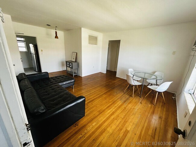 Foto del edificio - 661 SW 11th St