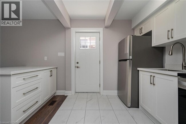 Building Photo - 208 Giltspur Dr