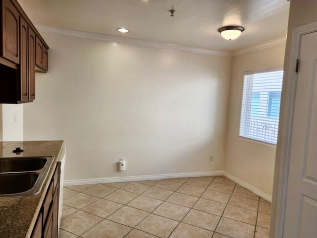 Building Photo - Spacious 3 bedroom condo in Van Nuys