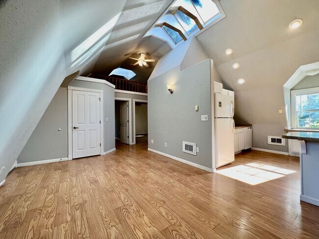 Foto del edificio - Lakeview Loft with Rooftop Deck!  A/C, 2 B...