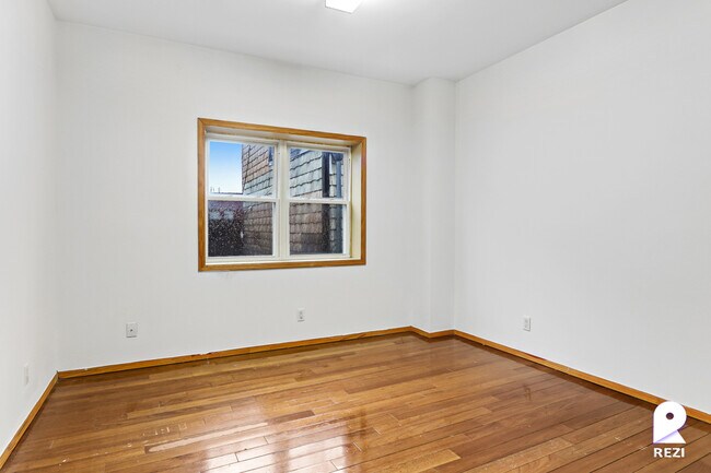 Building Photo - 65 Scholes St