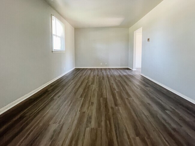 Foto del edificio - 8200 & 8202 W Butternut Rd
