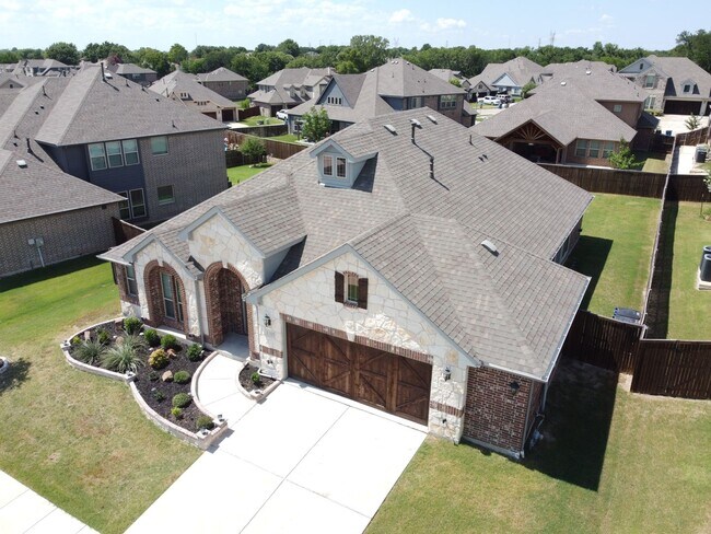 Building Photo - Absolutely Amazing property with all the b...