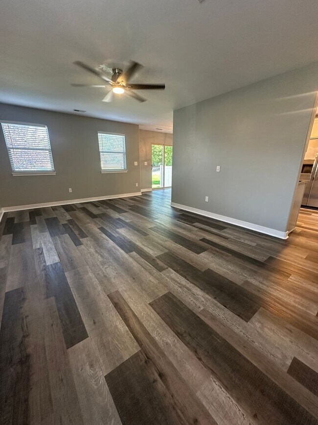 Foto del edificio - Save More with a Longer Lease + First Mont...