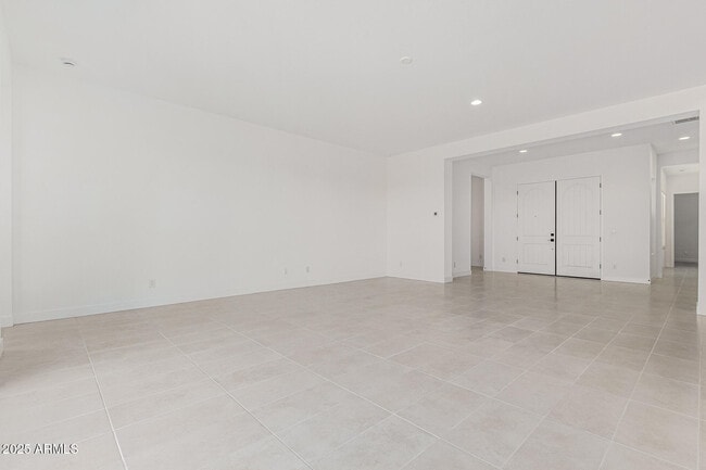Foto del edificio - 16981 W Cameron Dr