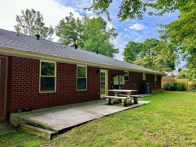 Building Photo - Spacious 4 bedroom house in the heart of H...