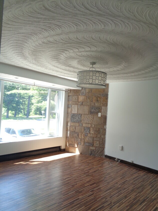 Photo du bâtiment - 1636 Wellington St E