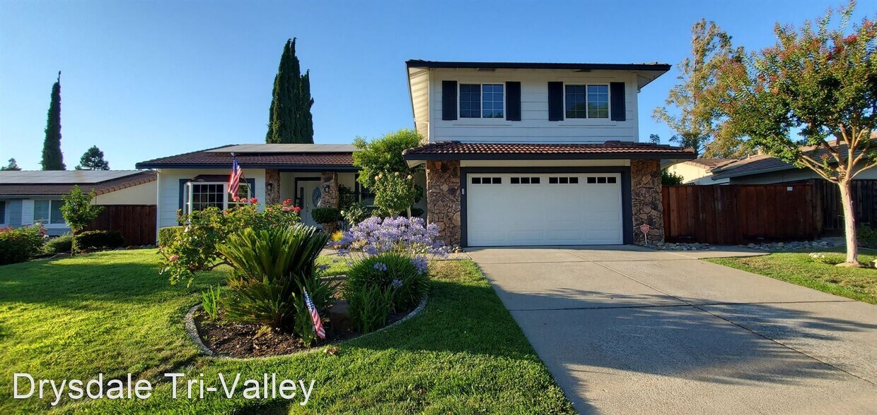 Foto principal - 4 br, 2.5 bath House - 720 Bloching Cir.