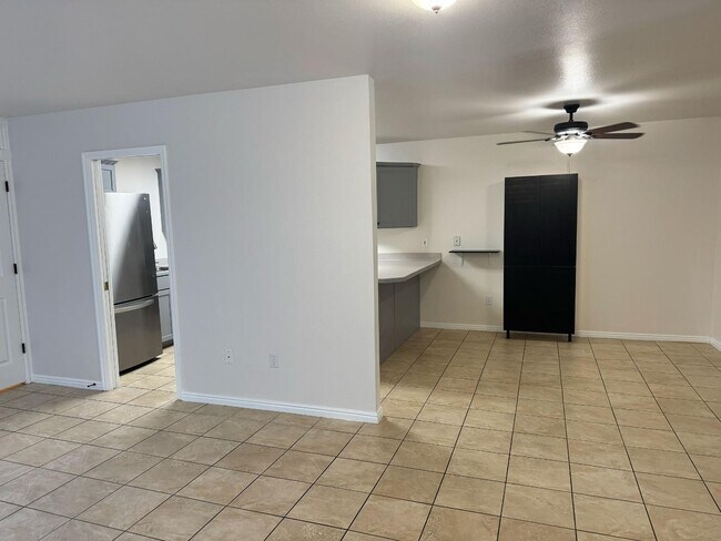 Building Photo - 975 S 250 W St
