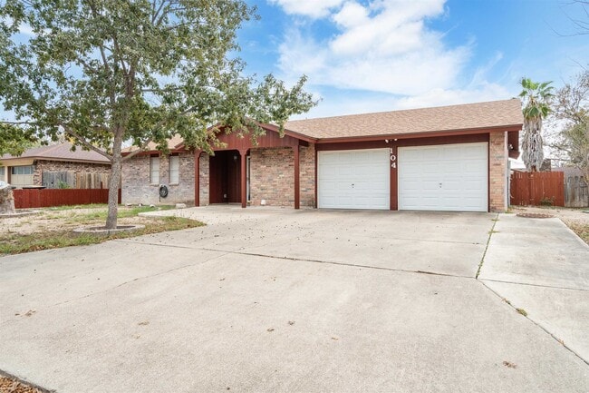 Building Photo - 104 Paloma Dr