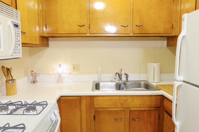 Kitchen - Somerset Manor East Apartments