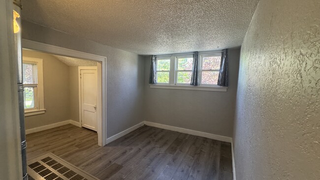 Building Photo - 3220 Wayburn Ave SW