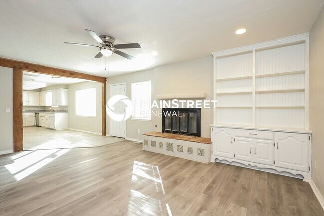 Foto del edificio - 5 Bedroom Pet-Friendly Home in Edmond, OK with Main Street Renewal