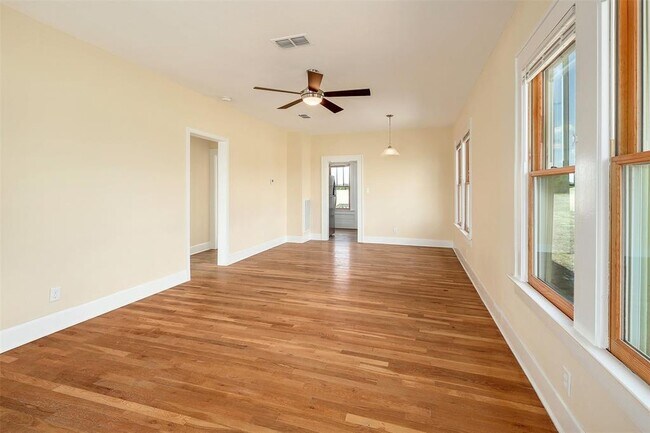 Foto del edificio - 137 Daisy Ln