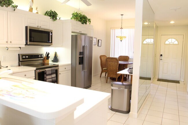 Foto del edificio - ** FALLING WATERS NAPLES UNIT ** OFF-SEASON RENTAL ONLY ** AVAILABLE MAY-SEPTEMBER 2025 AND MAY-S...